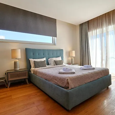 Urban Pool Retreat St Julians فيلة *